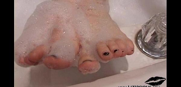  Liz Vicious taking a bubbles bath